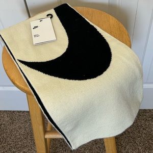 Reversible Black and White Nike Scarf
